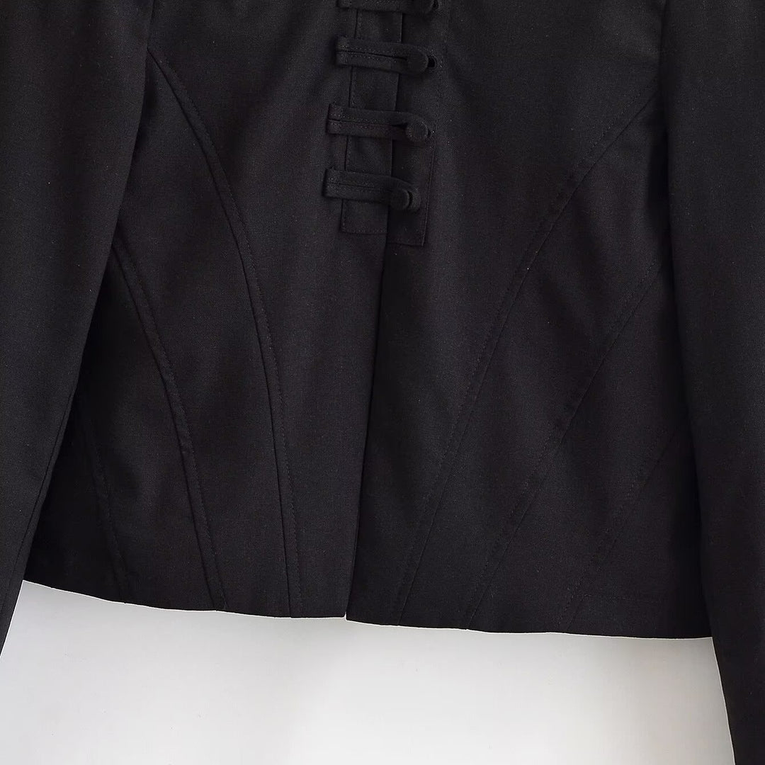 Damen kurz taillierte Jacke mit Stehkragen und dekorativer Schlaufenleiste Nord Taschen