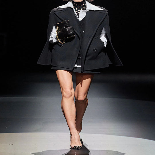 Damen Kurzer Cape‑Blazer im minimalistischen Tailoring mit kastiger Silhouette Nord Taschen