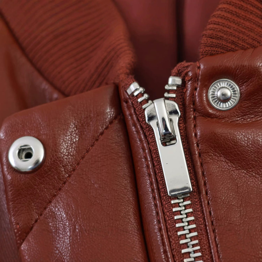 Damen Glänzende Lederimitat-Bomberjacke mit Rippkragen, verdeckter Druckknopfleiste und Kängurutaschen Nord Taschen