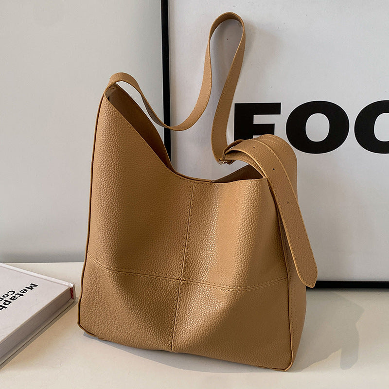 Damen Hobo-Tasche aus hochwertigem Kunstleder mit verspieltem Bärenanhänger Nord Taschen