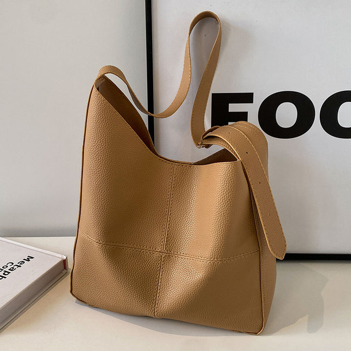 Damen Hobo-Tasche aus hochwertigem Kunstleder mit verspieltem Bärenanhänger Nord Taschen