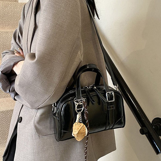 Damen Handtasche mit eleganten Schnallen und hochwertigem glänzendem Kunstleder Nord Taschen