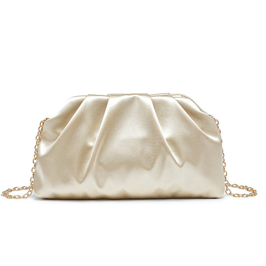 Damen Clutch mit elegantem Faltendesign und goldfarbener Kettenverzierung Nord Taschen