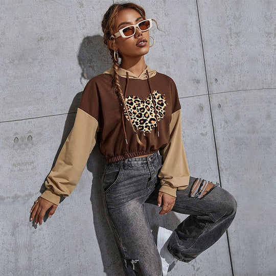 Damen Kurzgeschnittener Kapuzenpullover mit Teddy‑Print, Colorblock‑Ärmeln und elastischem Saum Nord Taschen