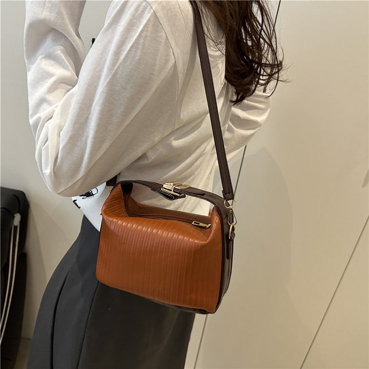 Damen Umhängetasche mit modernem Wellenstrukturobermaterial Nord Taschen