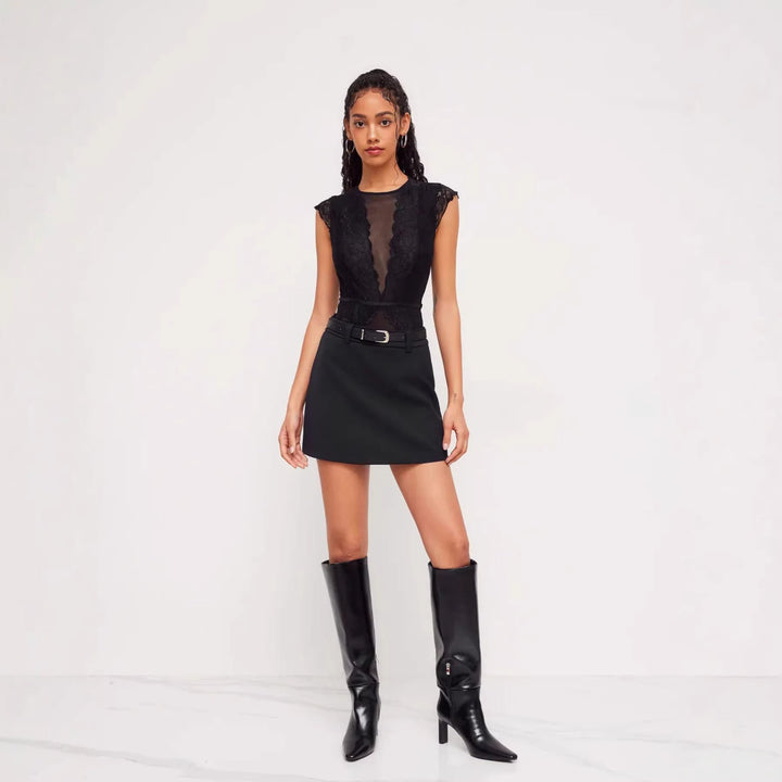 Damen Elegantes Spitzenbody mit tiefem V-Ausschnitt und zarten Rüschendetails