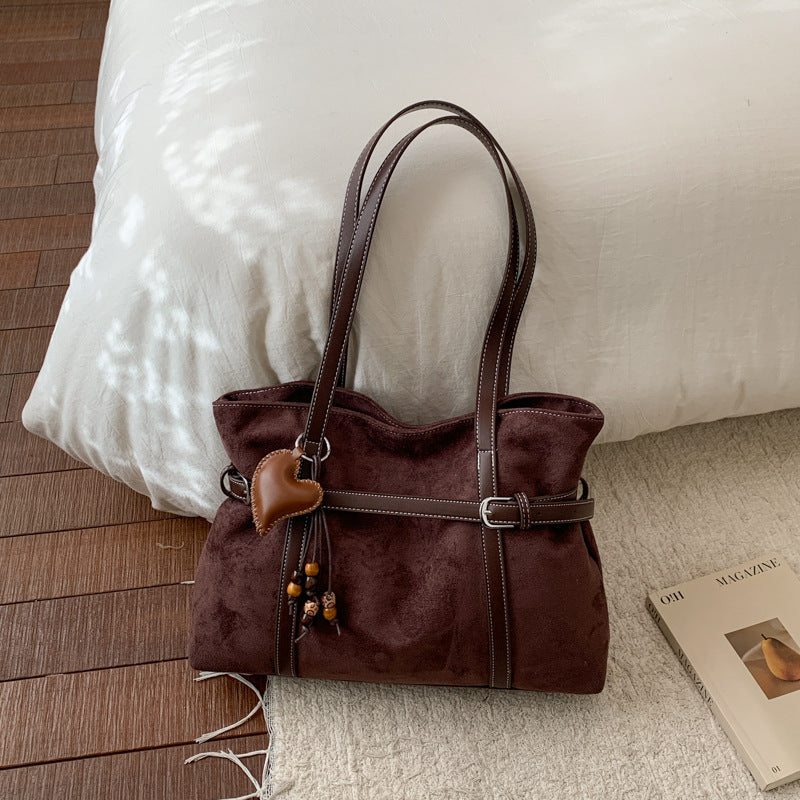 Damen modische und geräumige Handtasche mit charmantem Anhänger Nord Taschen