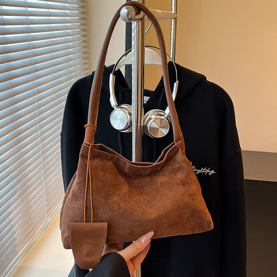 Damen Schultertasche aus weichem Wildleder mit abnehmbarem Anhänger Nord Taschen