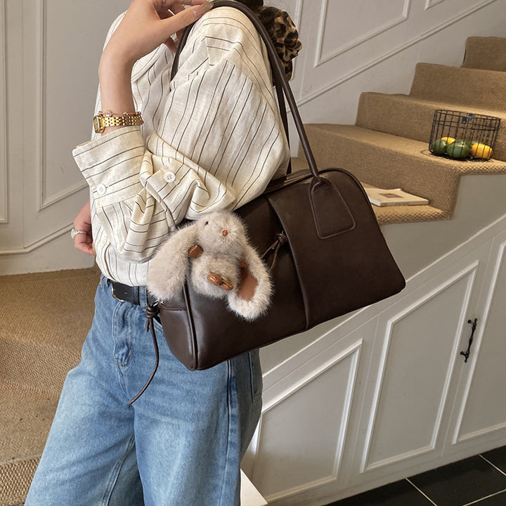 Damen Handtasche mit verspieltem Plüschelement und elegantem Design Nord Taschen