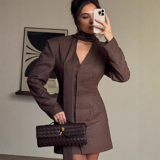 Damen Pinstripe tailliertes Blazerkleid mit skulpturierter Schulter und integriertem Schlipskragen Nord Taschen