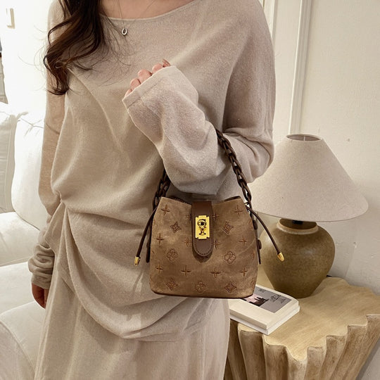 Damen Hobo-Tasche aus hochwertigem Kunstleder mit auffälligem Kettenakzent Nord Taschen