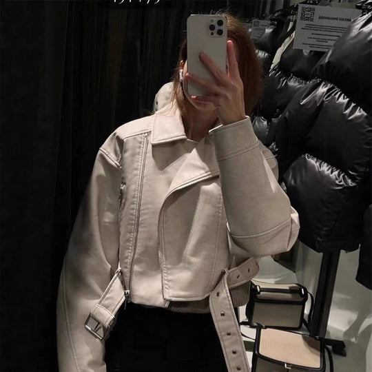 Damen Kurzgeschnittene Bikerjacke aus Kunstleder mit Taillengürtel Nord Taschen