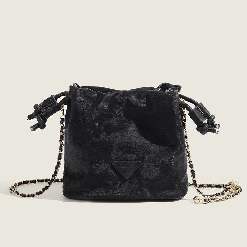 Damen Hobo-Tasche mit luxuriösem Veloursleder und eleganter Kettenverzierung Nord Taschen