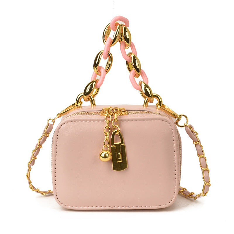 Damen Clutch mit luxuriösem Kettenakzent und elegantem Design Nord Taschen