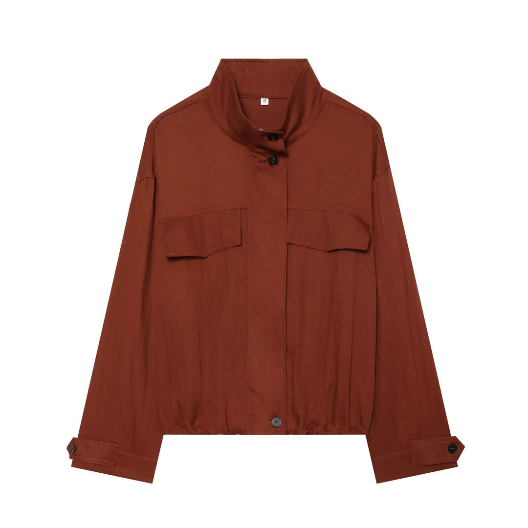 Damen Kurzjacke im Utility‑Stil mit Stehkragen, aufgesetzten Brusttaschen und Kordelzugsaum Nord Taschen