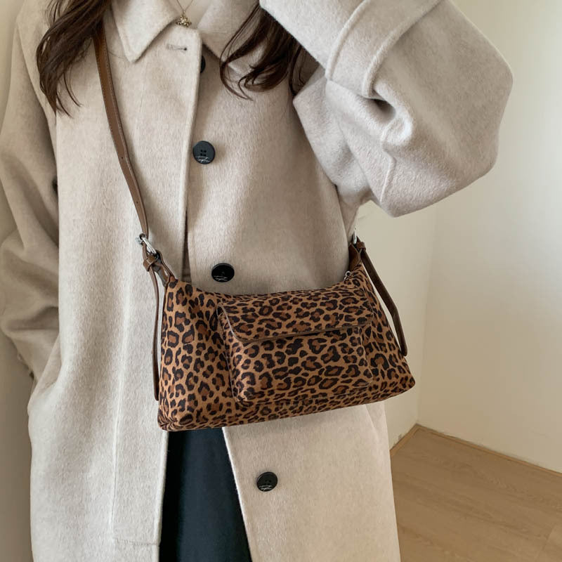 Damen Umhängetasche aus weichem Wildleder mit praktischer Fronttasche Nord Taschen