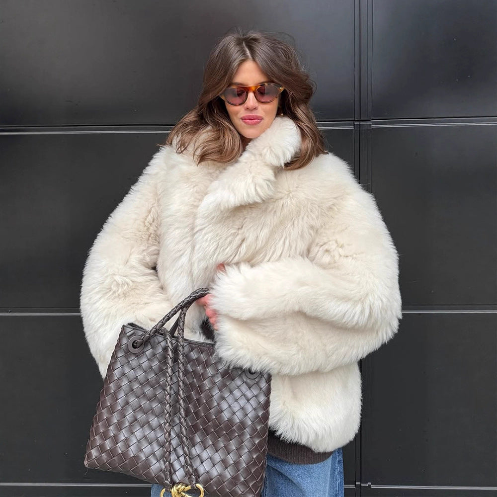 Damen Kurzmantel aus voluminösem Faux‑Fur mit gerundetem Schalkragen und kastiger Silhouette Nord Taschen