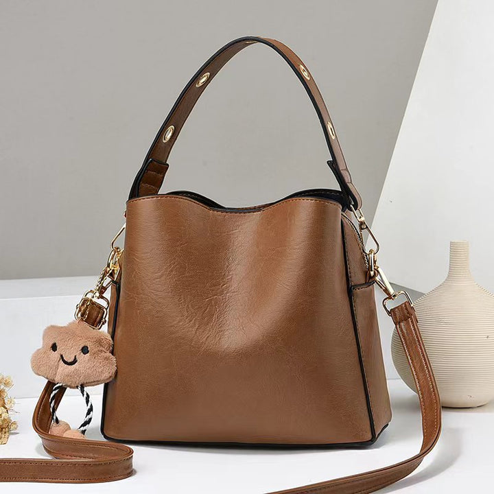 Damen Schultertasche mit verspieltem Anhänger Nord Taschen