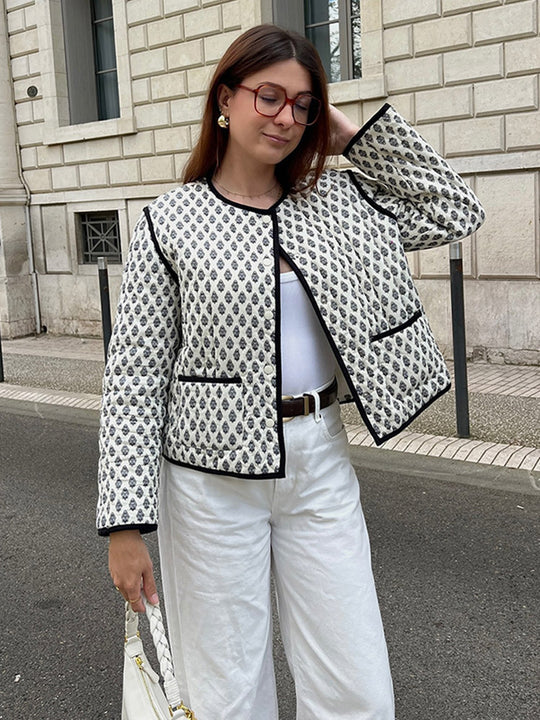 Damen gesteppte Kurzjacke mit Allover-Muster und kontrastierender Paspel Nord Taschen