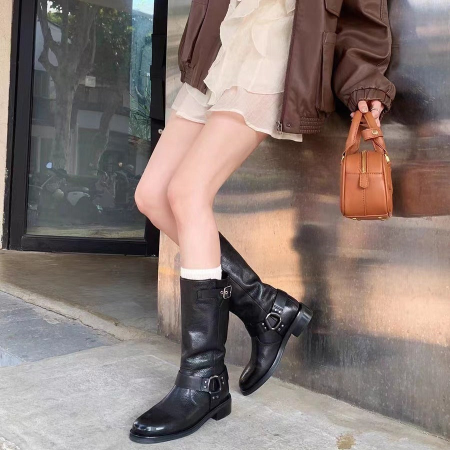 Damen Kniehohe Bikerstiefel aus Leder mit Harness‑Riemen & verstellbarer Schaftschnalle Nord Taschen