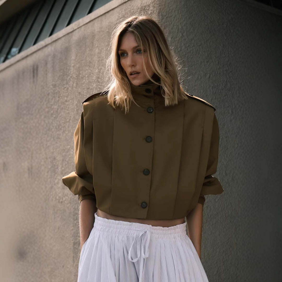 Damen Kurzgeschnittene Trenchjacke im Boxy-Schnitt mit breitem Revers und Epauletten Nord Taschen