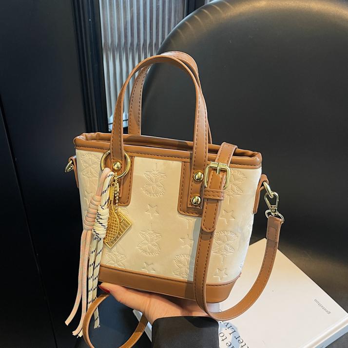 Damen Mini-Tasche im verspielten Design mit dekorativen Anhänger | Nord Taschen