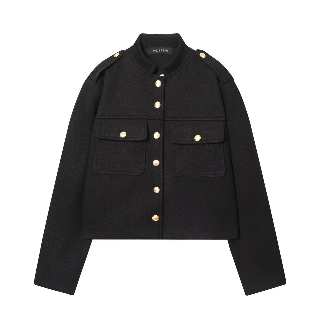 Damen Kurzgeschnittene Military‑Jacke mit Stehkragen, Pattentaschen und Zierknopfleiste Nord Taschen