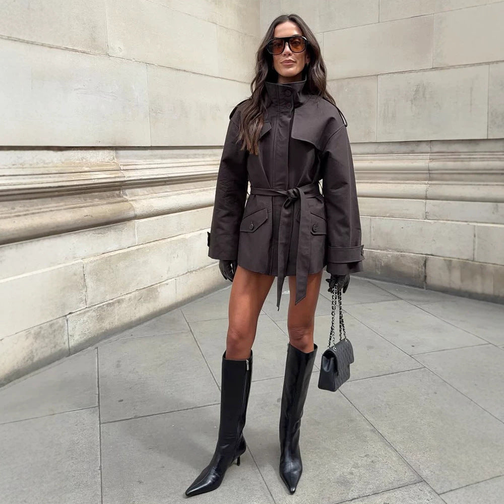Damen Kurze Taillierte Trenchjacke mit Stehkragen, Pattentaschen und Bindegürtel Nord Taschen