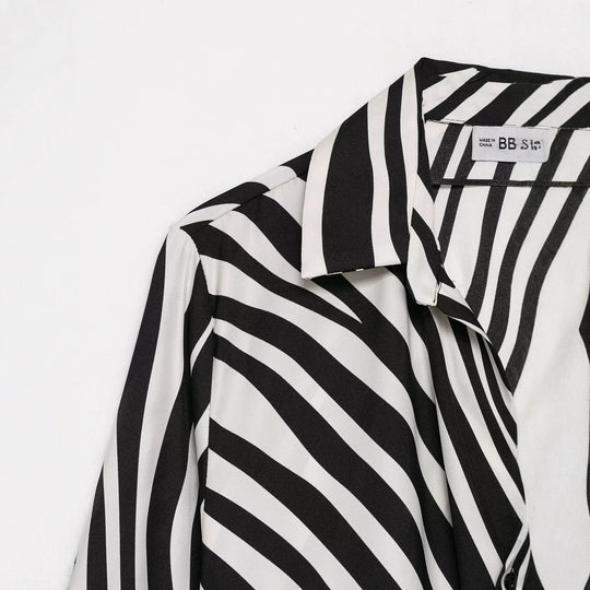 Damen Seidige Oversize-Bluse mit Zebra-Streifen und Federbesatz Nord Taschen
