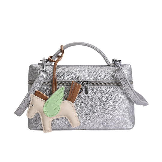 Damen hochwertige Handtasche mit strukturiertem Design und verspieltem Anhänger Nord Taschen
