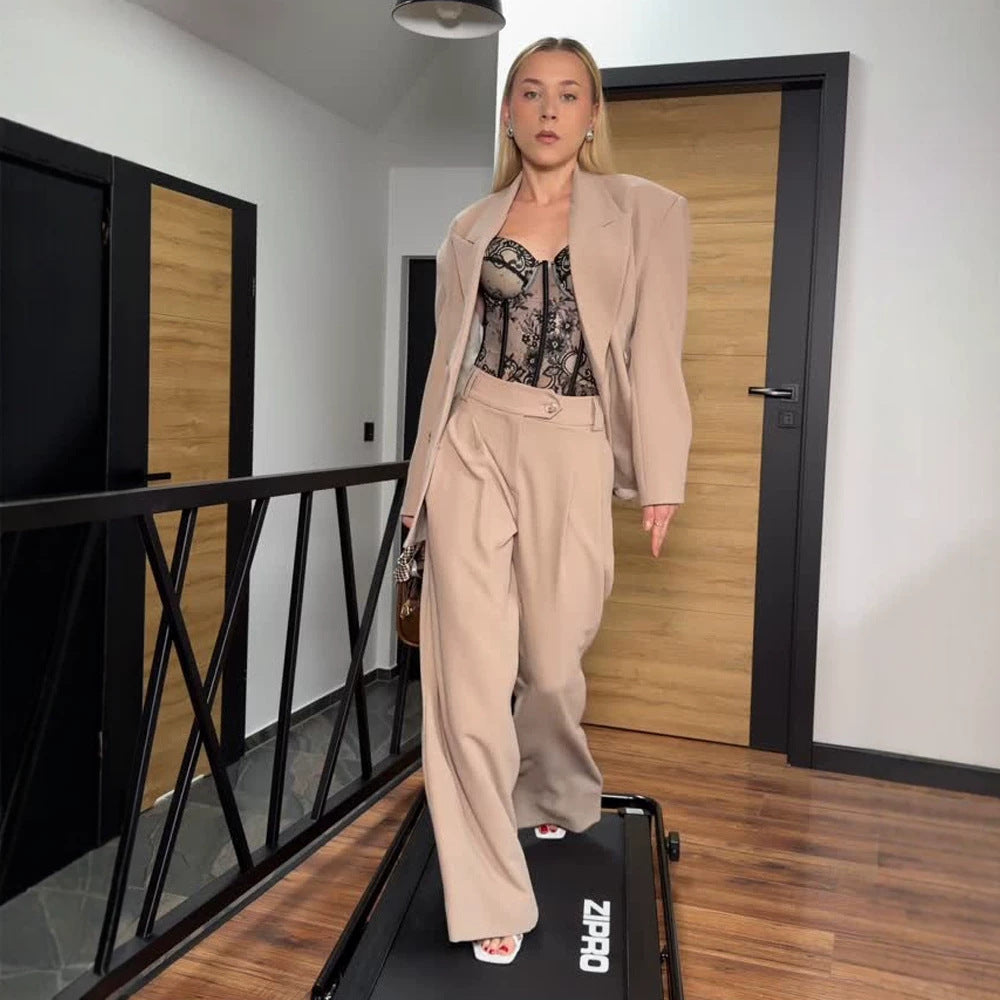Damen Oversized Blazer‑Anzug mit skulpturaler Schulter, taillierter Ein‑Knopf‑Jacke und weiten Plisseehosen Nord Taschen