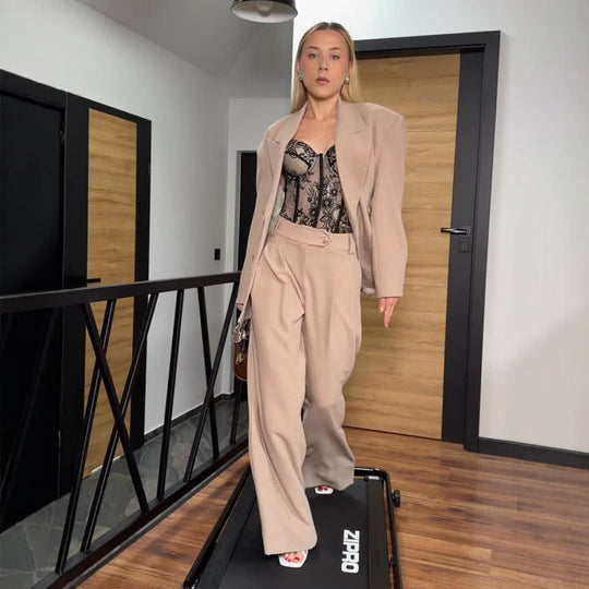 Damen Oversized Blazer‑Anzug mit skulpturaler Schulter, taillierter Ein‑Knopf‑Jacke und weiten Plisseehosen Nord Taschen