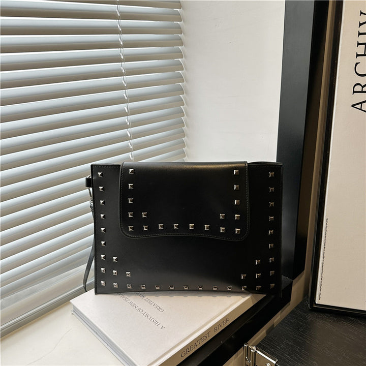 Damen elegante Clutch mit Nietenakzenten Nord Taschen