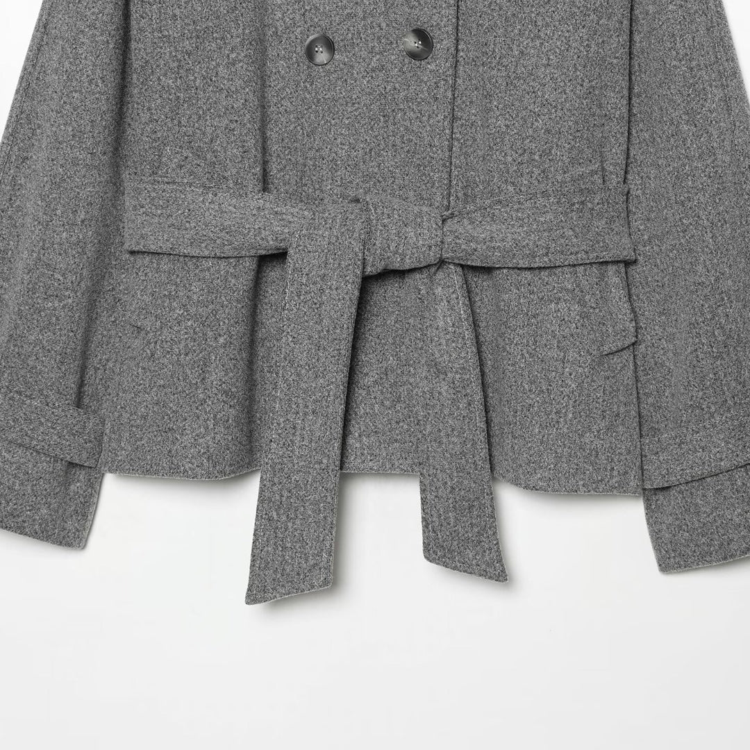 Damen Cape-Übergangsjacke im kurzen Schnitt mit hohem Kragen, doppelter Knopfleiste und Taillenbindegürtel Nord Taschen