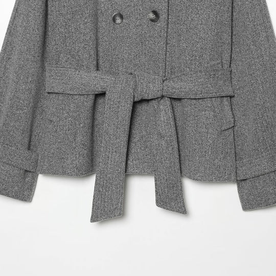 Damen Cape-Übergangsjacke im kurzen Schnitt mit hohem Kragen, doppelter Knopfleiste und Taillenbindegürtel Nord Taschen