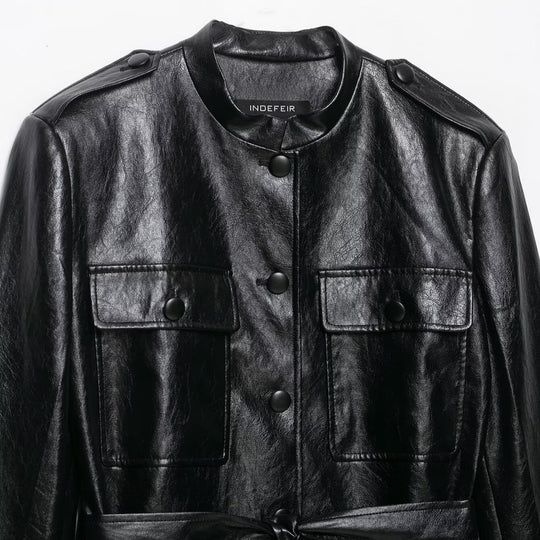 Damen Taillierte Kunstlederjacke im Trenchstil mit Stehkragen, Pattentaschen und Bindegürtel Nord Taschen