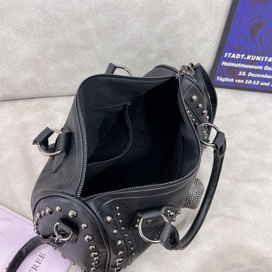 Damen Handtasche mit auffälligen Nieten und klassischer Totenkopf-Applikation Nord Taschen