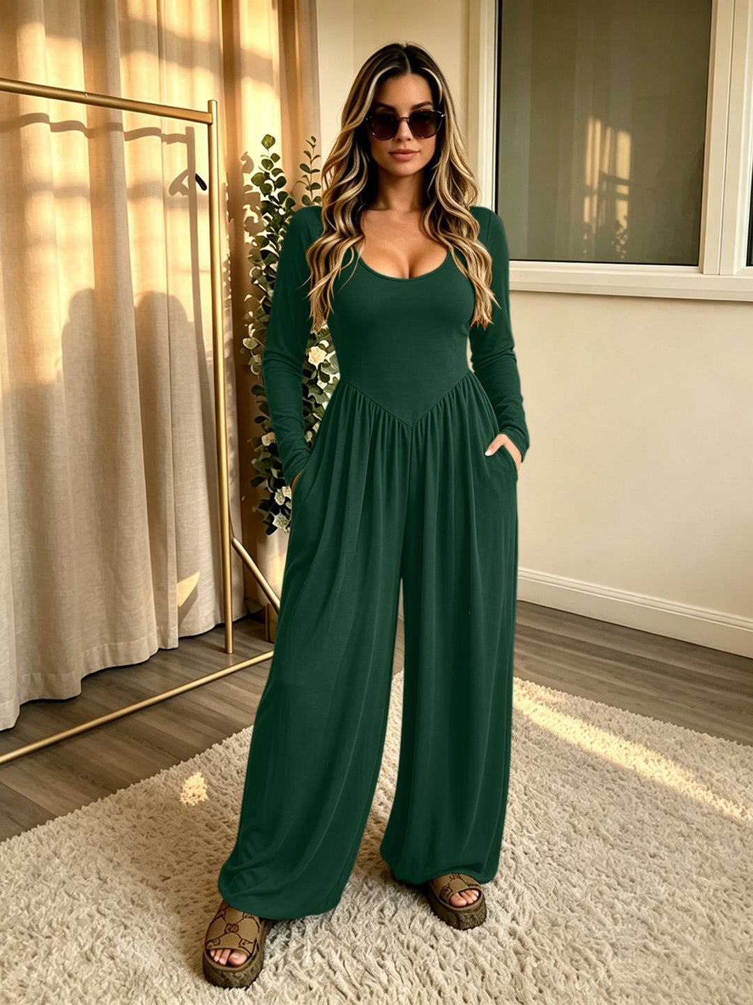 Damen Langer Jumpsuit mit weitem Bein, tiefem Rundhals und Eingrifftaschen Nord Taschen
