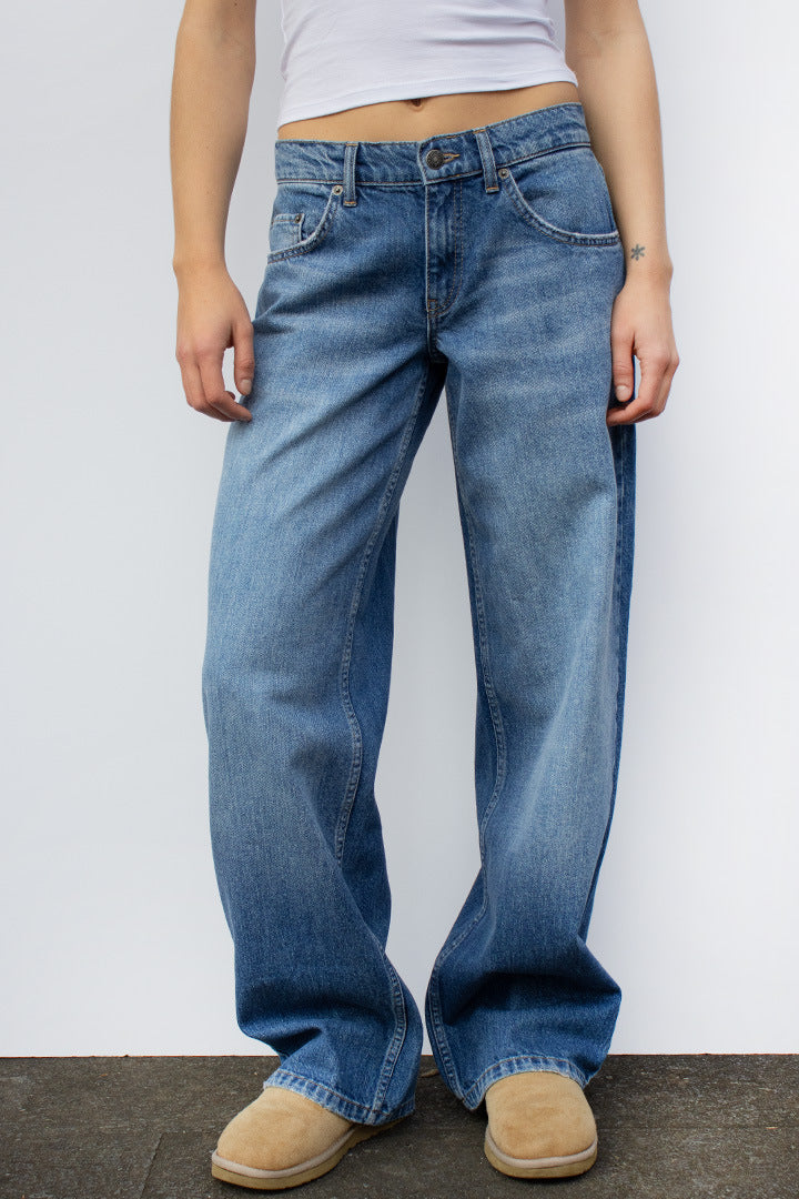 Damen weites Denim Hosenmodell mit tiefem Bund und weitem Schlag Nord Taschen