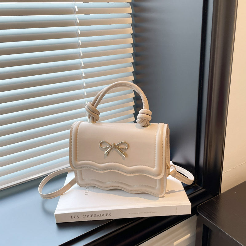 Damen elegante Handtasche mit Wellenstruktur und Schleifendetail Nord Taschen