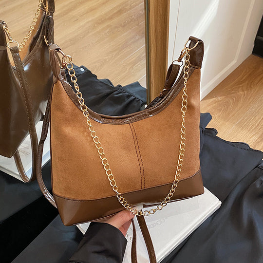 Damen Schultertasche mit luxuriösem Veloursleder und goldener Kettenverzierung Nord Taschen