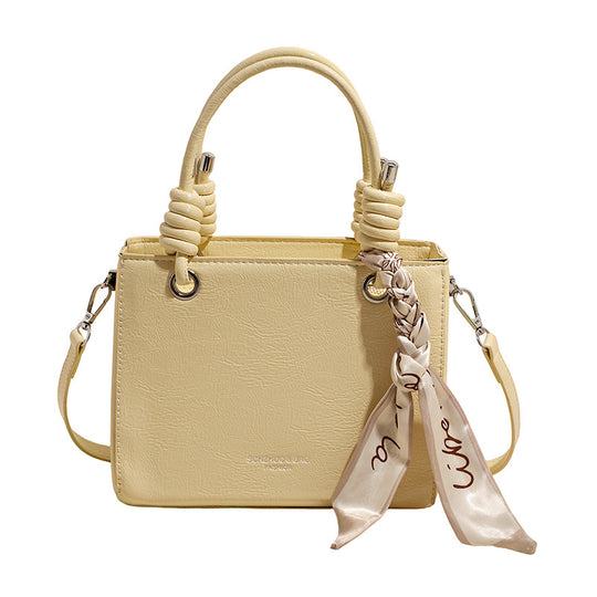Damen Handtasche mit integriertem Tragegurt und geflochtenen Details Nord Taschen