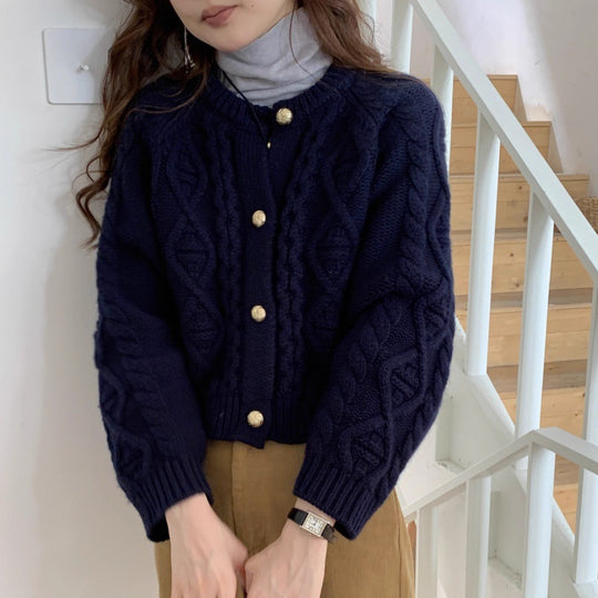 Damen Kurzer Zopfmuster-Cardigan mit goldenen Schmuckknöpfen Nord Taschen