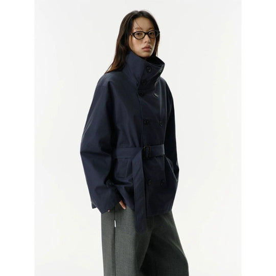 Damen Kurzjacke im Trenchstil mit doppeltreihiger Knopfleiste Taillengürtel und Stehkragen Nord Taschen