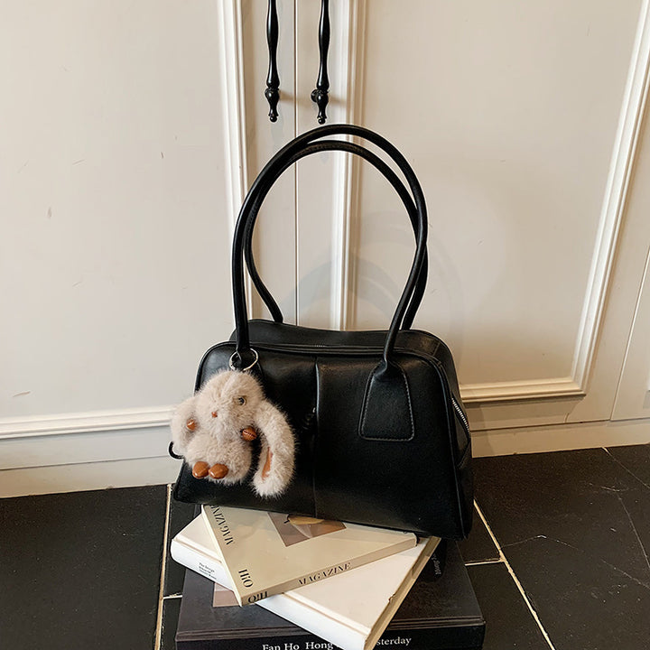 Damen Handtasche mit verspieltem Plüschelement und elegantem Design Nord Taschen