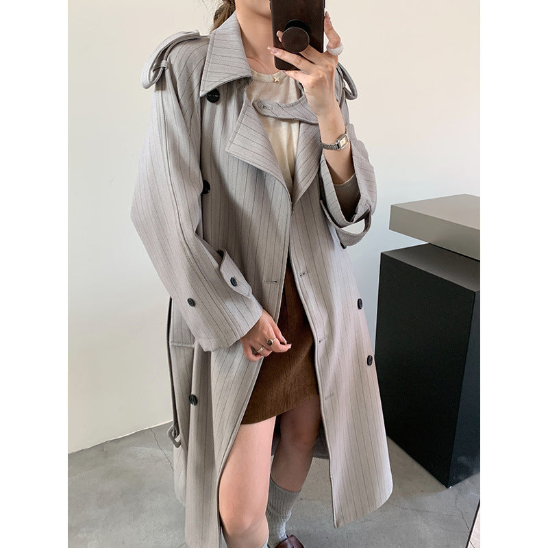Damen Nadelstreifen-Trench mit kastiger Silhouette, Schulterpatten und verdecktem Bindegürtel Nord Taschen