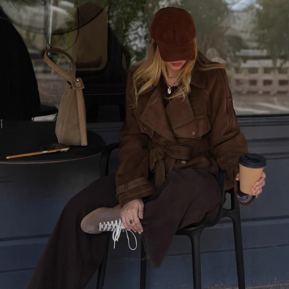 Damen Kurz geschnittener Veloursleder‑Trenchjacke mit Taillengürtel und verstellbaren Manschetten Nord Taschen