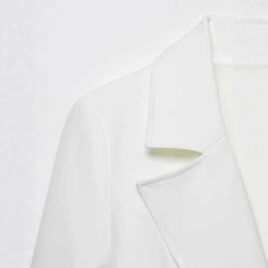 Damen Eleganter taillierter Cropped‑Blazer mit doppelreihiger Zierknopfleiste und konstruiertem Revers Nord Taschen