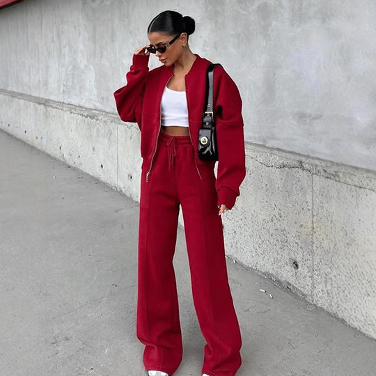Damen sportive Oversize-Fleecejacke mit diagonaler Reißverschluss-Optik und weit geschnittener High-Waist-Jogginghose Nord Taschen