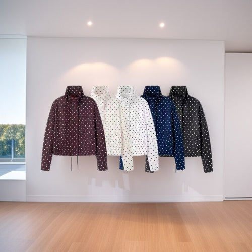Damen Kurze gepunktete Regenjacke mit Stehkragen und Kordelzug Nord Taschen